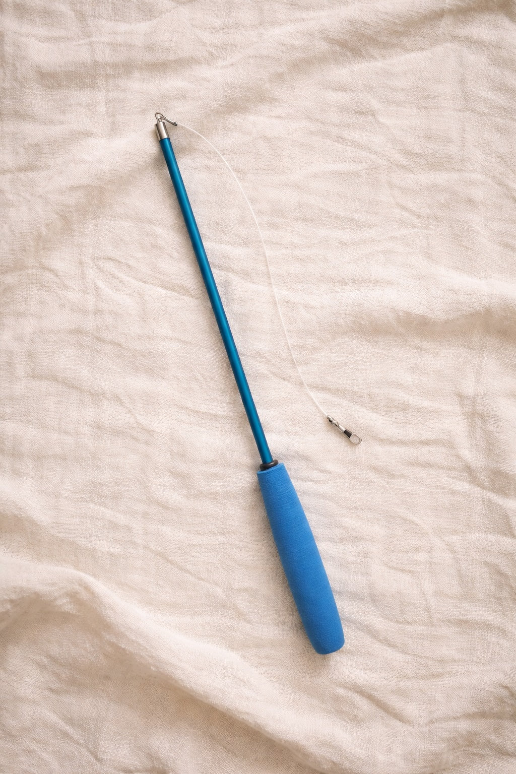 Blue cat wand with foam handle and modular connector